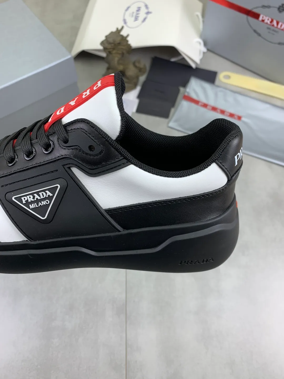 Men's men's shoes P600 💰【New style】Top quality, new popular models on the official website, which will never go out of style for a century, 🆘 The trendy brand (Prada) mainly promotes popular models, avant-garde and versatile fashionable men's shoes, privately molded, with cowhide splicing and 1:1 oil edge treatment... fashionable and simple, original imported cowhide with python skin, cowhide leather lining for feet; the atmosphere and personality are more fashionable, eye-catching and pursuing class. It will subvert the old idea and be a must-have for fashionistas who want to spend time with you! Must keep it! High-end comfortable and low-cost, high-end quality workmanship. Size: 38-45 4️⃣ colors available. full package